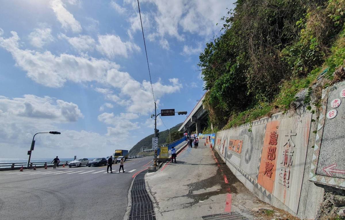 多良車站蔚藍遼闊的無敵海景令人心曠神怡，要抵達車站需從臺9縣旁的路口處爬斜坡而上。