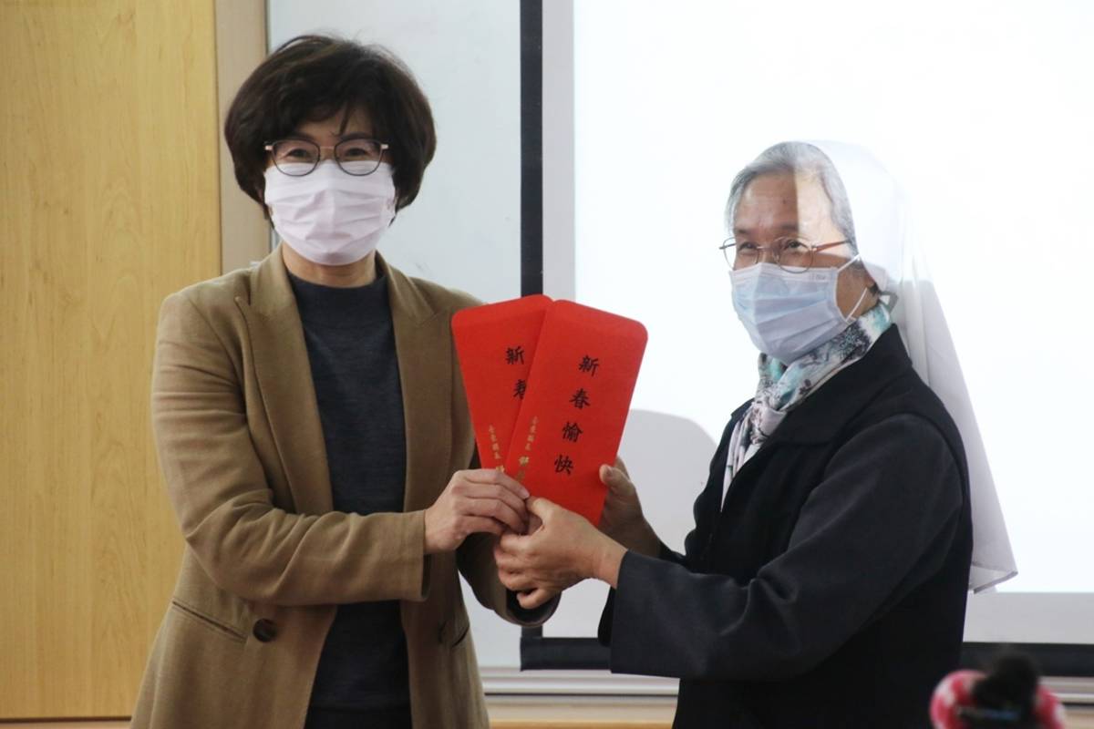 為感謝臺東縣身心障礙社福團體的付出與辛勞，縣長饒慶鈴親訪救星教養院，致贈春節加菜金及慰問金。