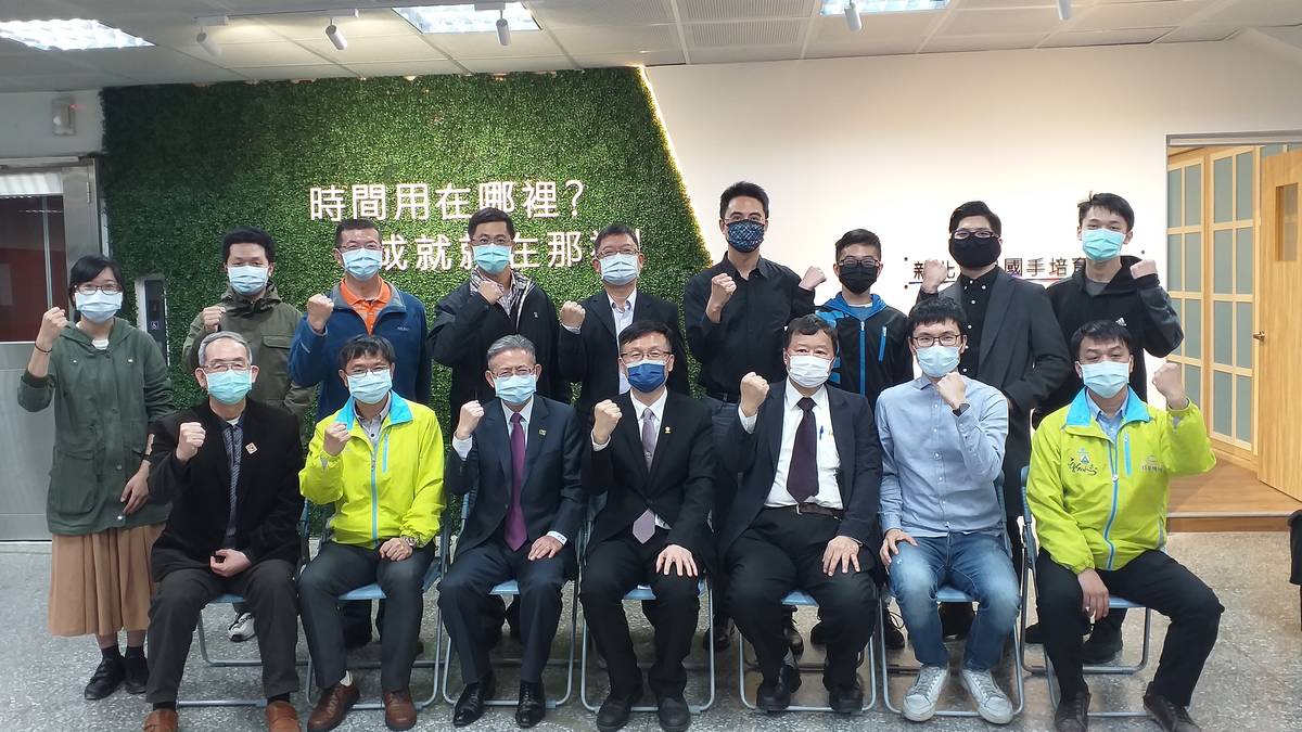 世界資訊金牌塗家和(後排右三)回娘家  新北高工打造殿堂級選手室正式啟用
