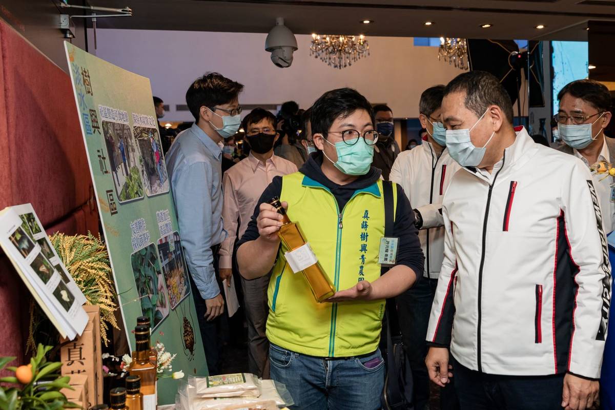 新北市金牌農村-淡水樹興社區青農向新北市長侯友宜介紹當地特色農產品-蒔茶油