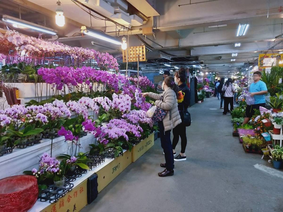進花市保持社交距離+戴口罩.jpg