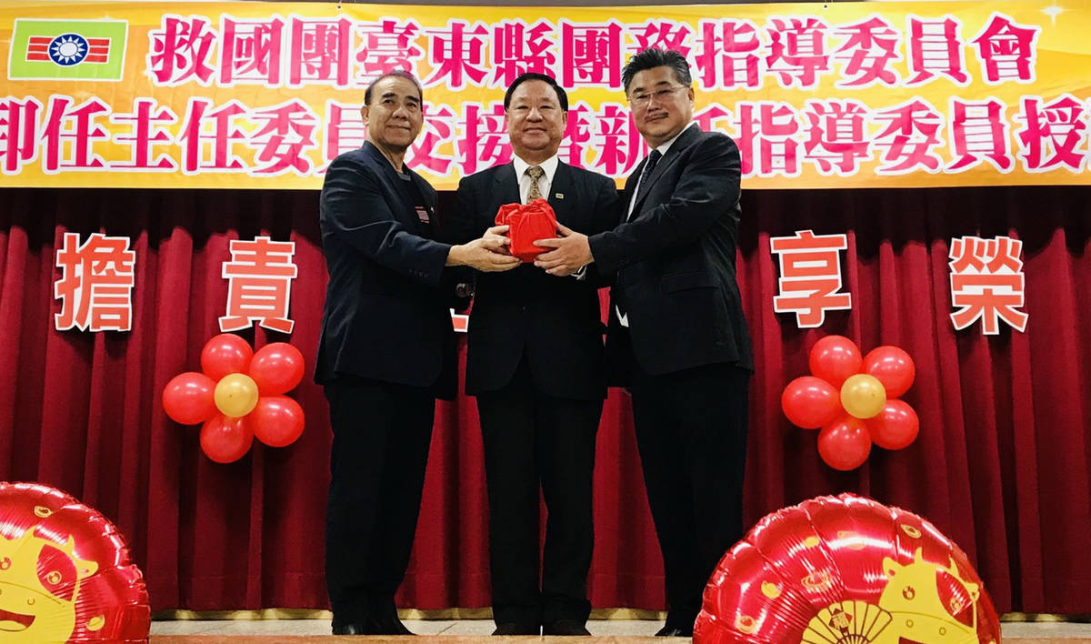 救國團臺東縣團委會新卸任主任委員交接，由陳德勝(右)接下主委印信。