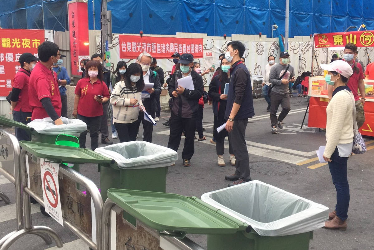 臺東觀光夜市促進會配合環保示範夜市推出減塑措施、設置資源回收桶等，成效相當卓著。