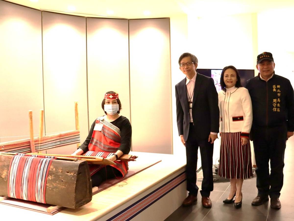 還原織女手工織布過程。