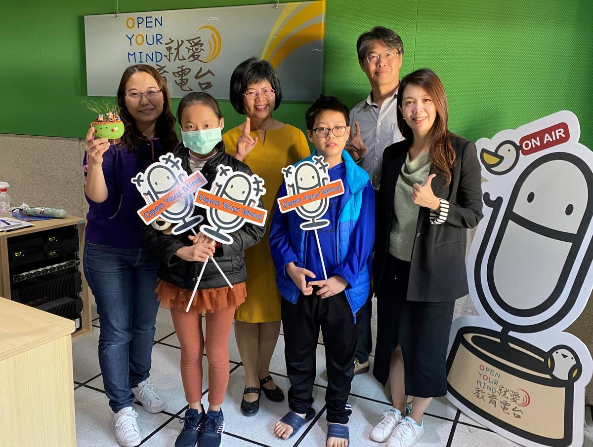 彰化縣永靖國小師生和頂新和德文教基金會副執行長(右1)邀請大家到永安小院子看展