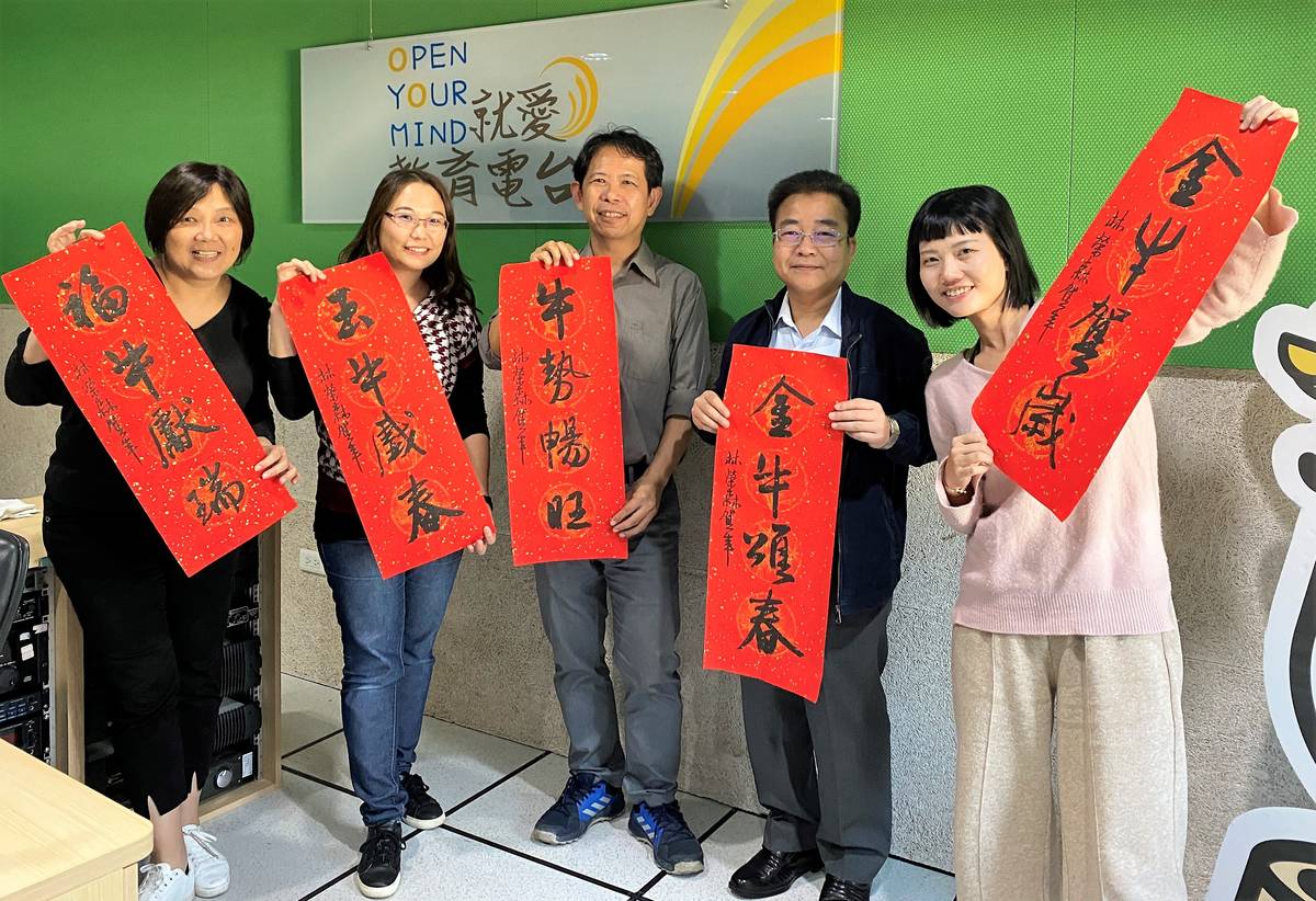 南投縣文化局長林榮森(右2)的書法人稱「森派」有其獨特風格