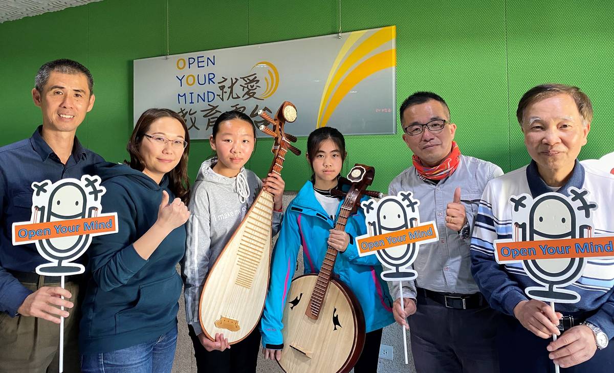 海埔國小學生陳亭瑀(左3)、鹿鳴國中學生尤彥淳(右3)今年在彰化縣內國樂競賽中都拿到個人獎第二名