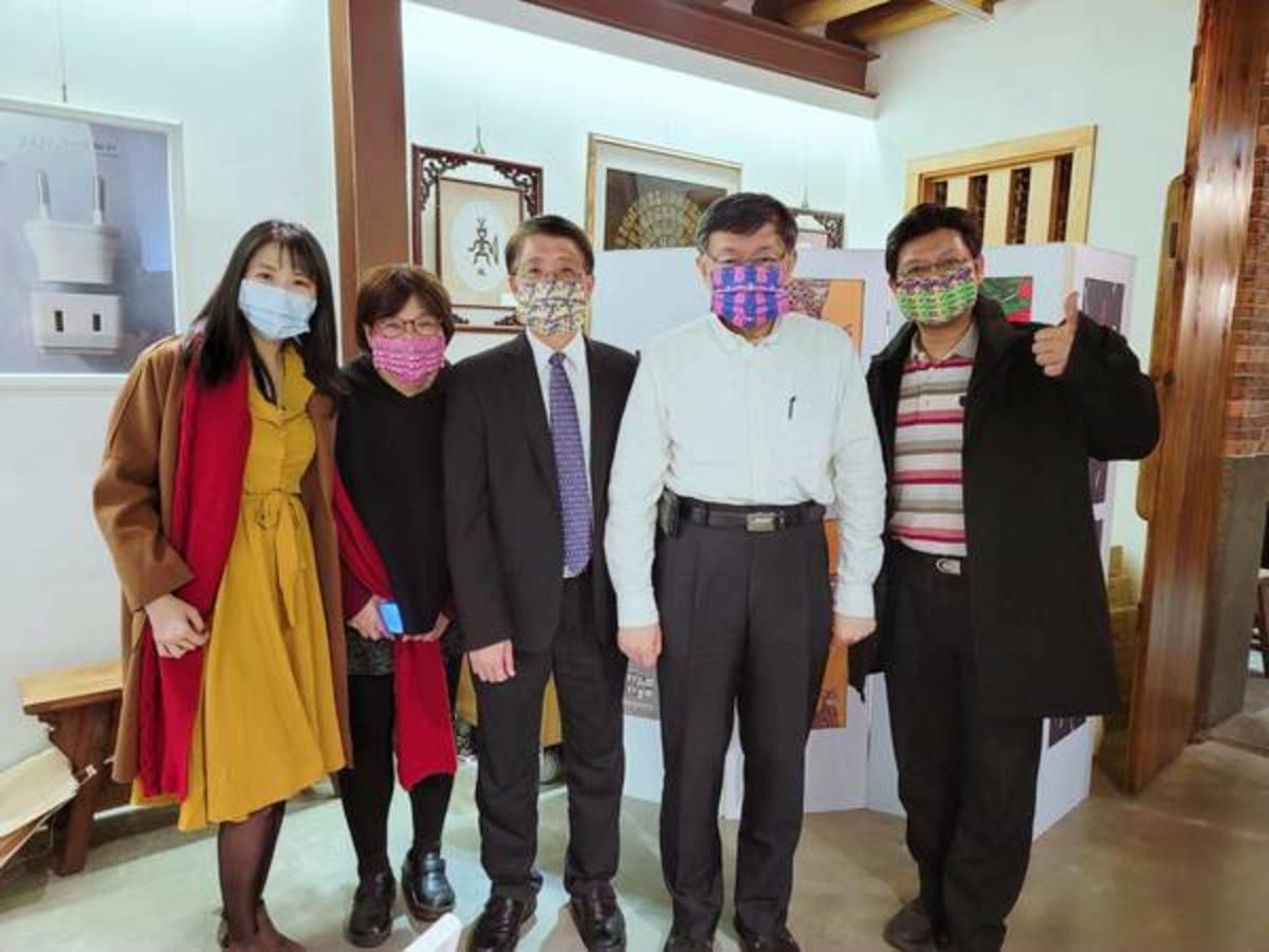 聯大文創系教師與臺北市長柯文哲合影（圖片來源：聯合大學）