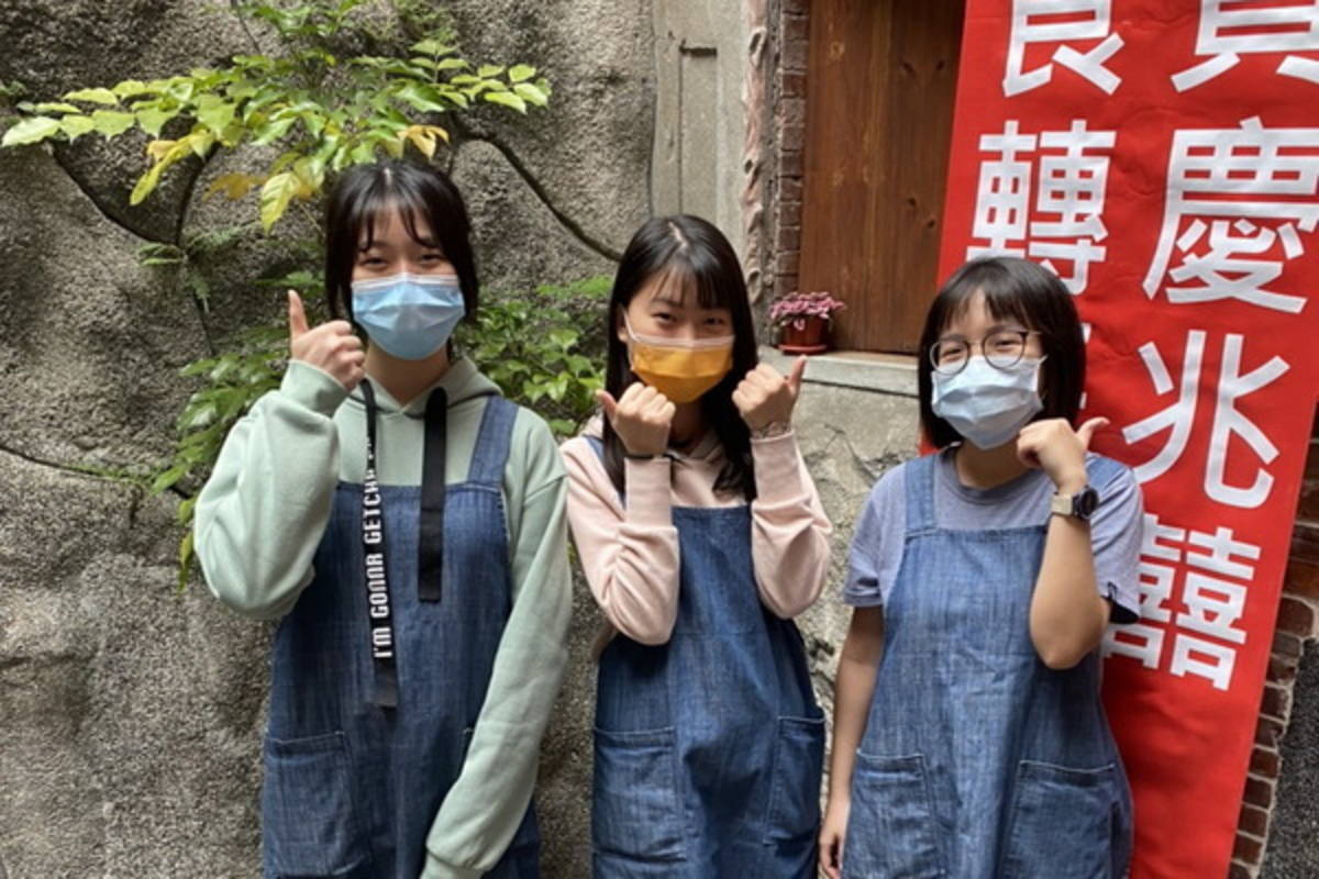 （左起）參與行銷活動的學生許詠涵、陳榆涵、李佳玲（圖片來源：聯合大學）