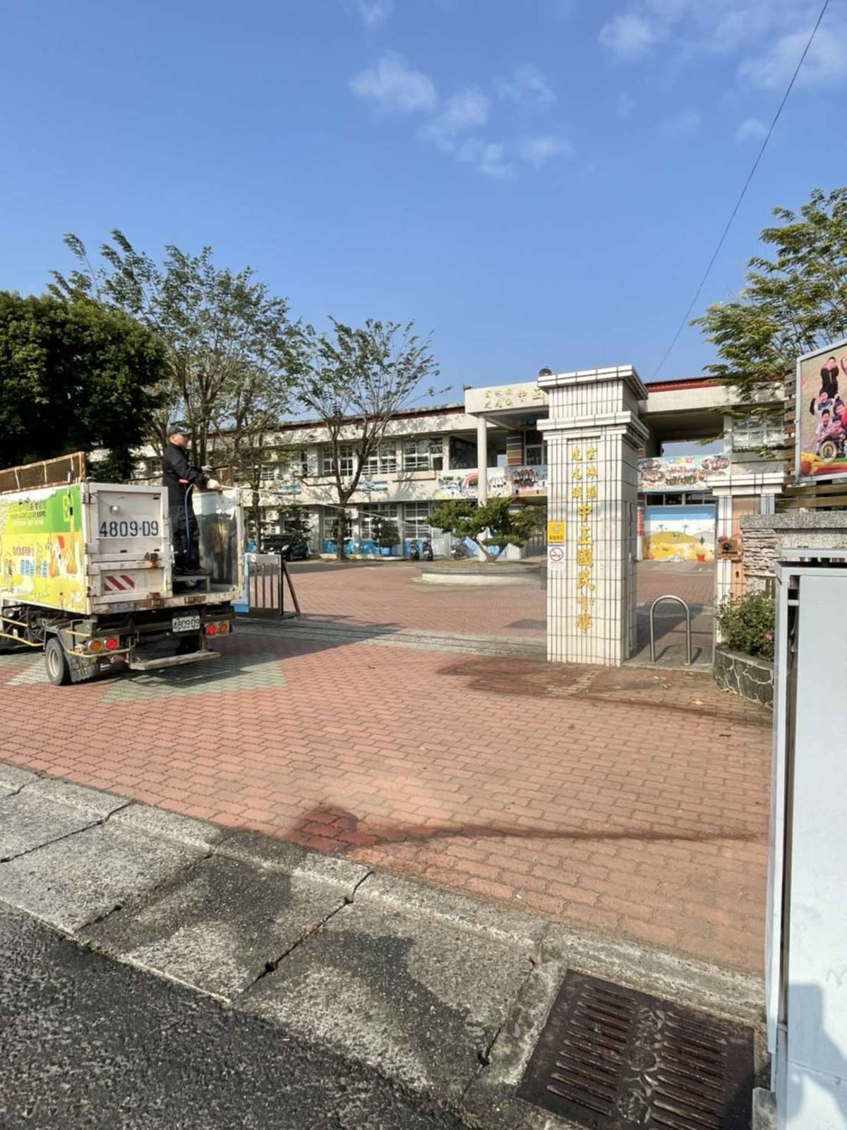 雲林縣虎尾鎮中正國小的校園環境消毒照 (照片: 雲林縣政府)
