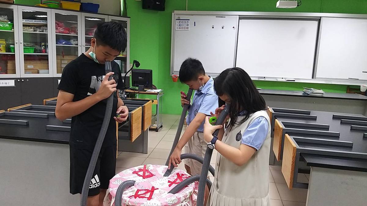 為了找出降低廚餘異味的方式，同學們得鼓起勇氣親自聞廚餘的味道