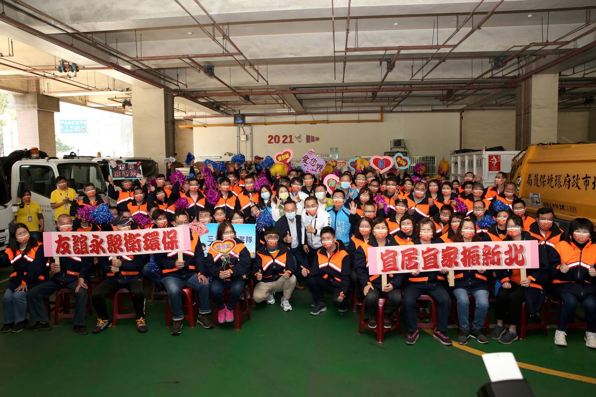 市長與三重區清潔隊員合照。