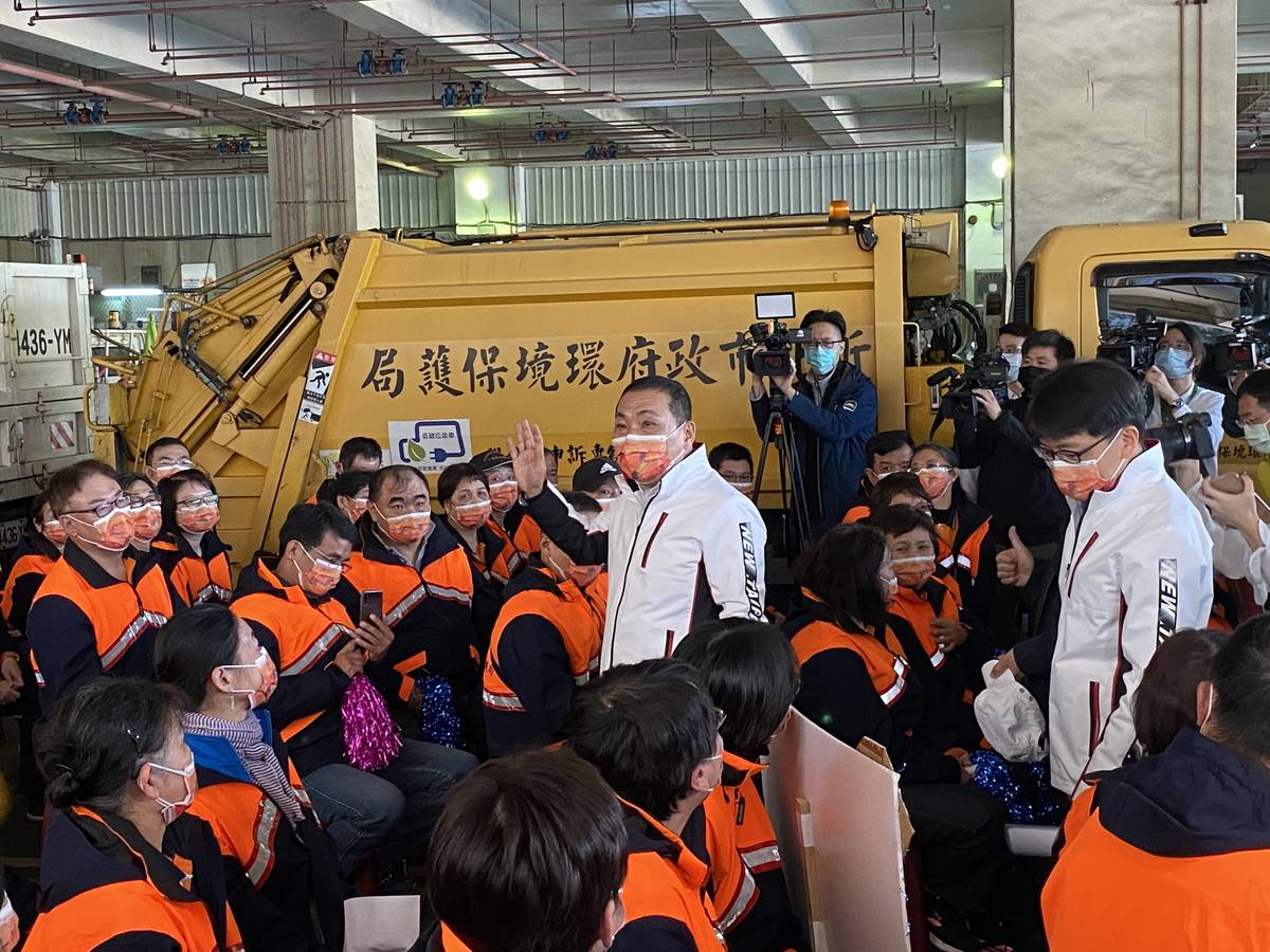 市長表示有清潔隊們堅守在環境崗位的第一線，才能讓防疫不停歇。