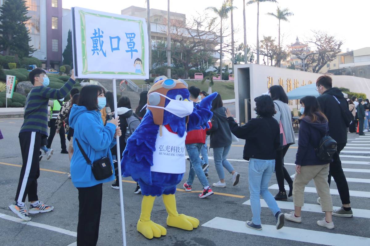 弘光開學日獵鷹吉祥物戴口罩宣導防疫