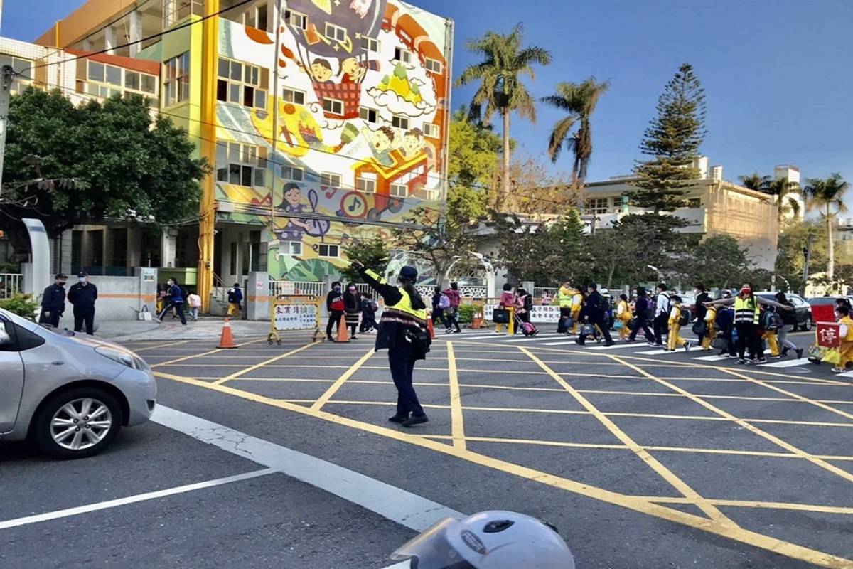 彰化縣平和國小警察維護交通 (照片: 彰化縣政府)