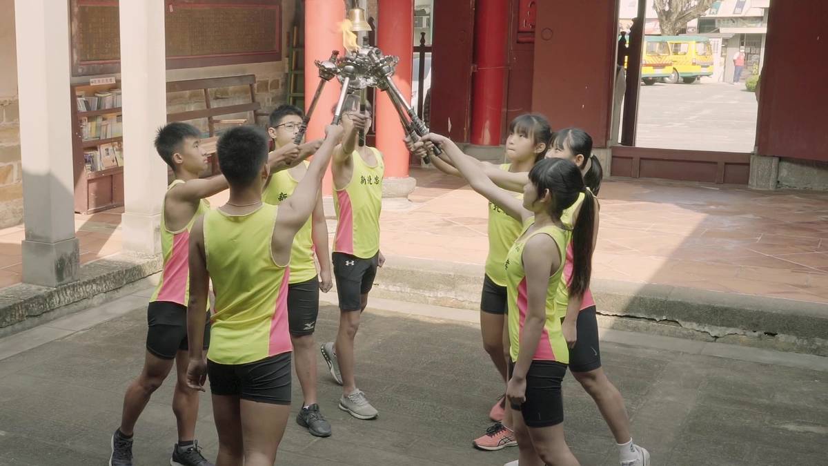 忠孝國中傳遞聖火隊於大觀書苑引燃聖火。