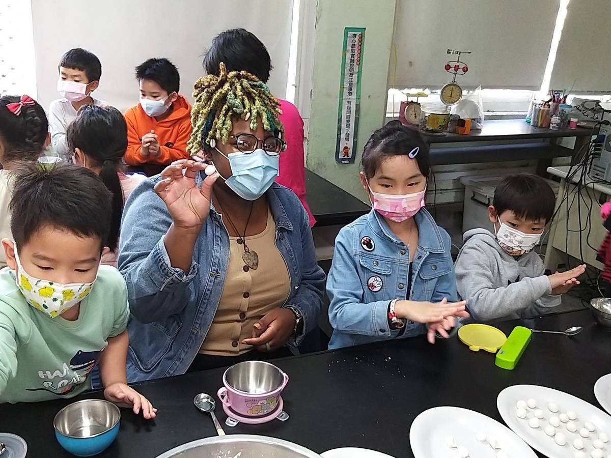 外籍教師Tiffany與學生一同體驗搓湯圓