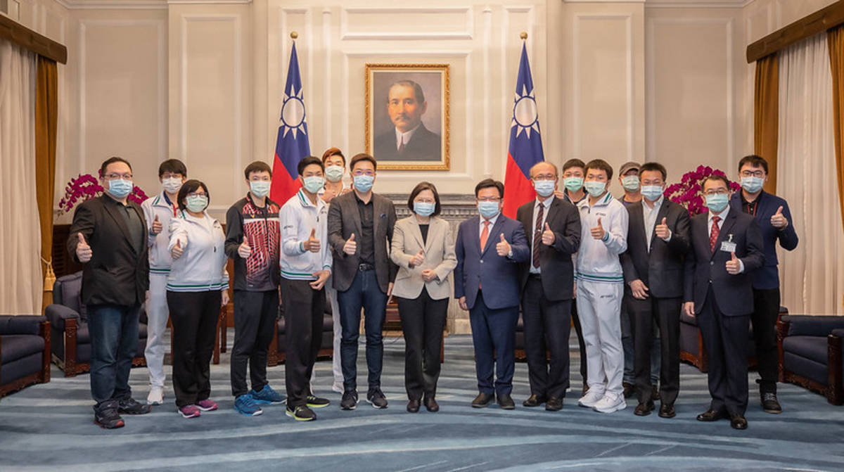 蔡總統接見世界羽聯得獎選手 盼選手們用球拍讓世界看見臺灣(圖由總統府提供)。