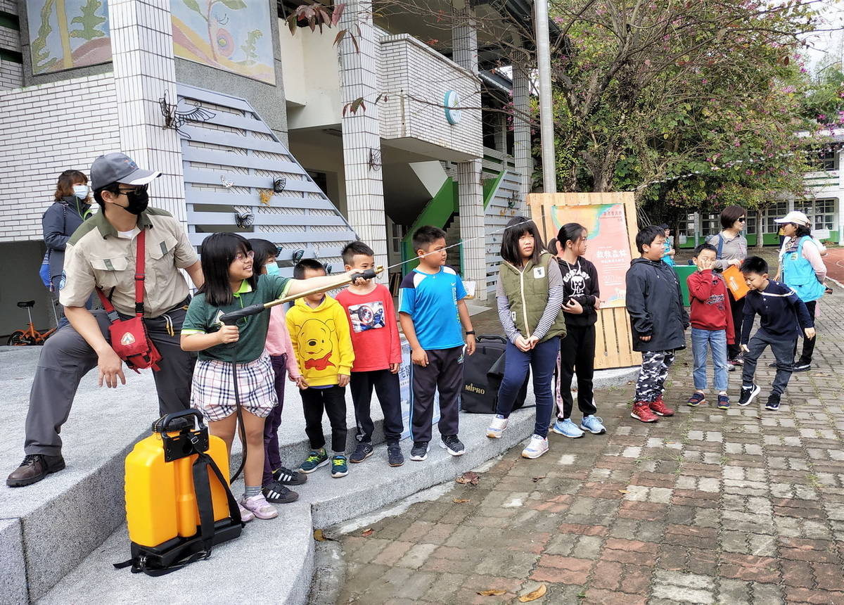 林管處六龜及旗山工作站森林護管員協助新發國小學童體驗操作背負式水袋灑水滅火 1_調整大小
