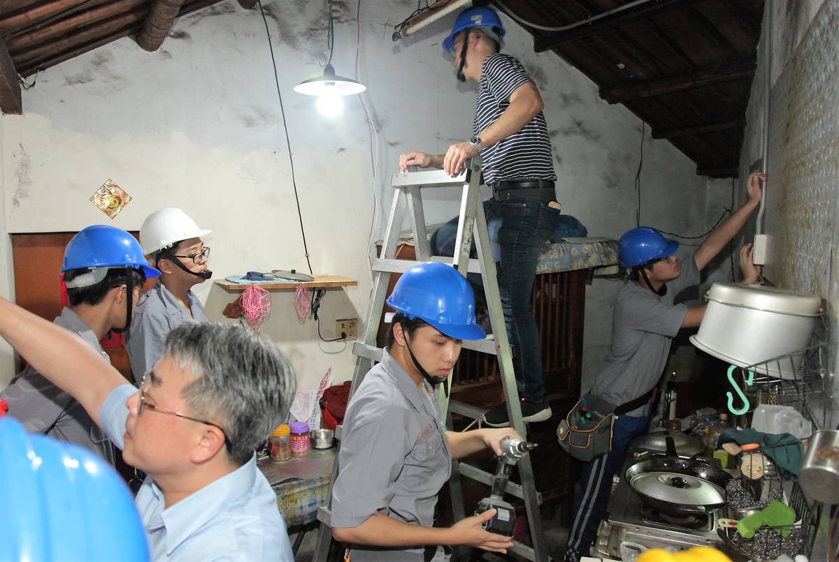 達德商工電機科學生為獨居長輩更換家中線路(圖片來源：達德商工)