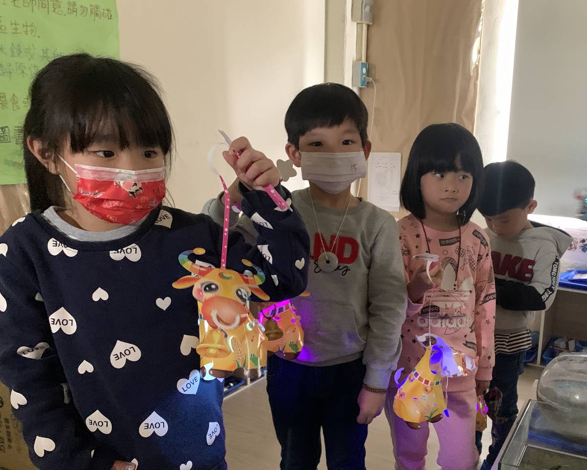 石門國小附幼在元宵節進行提燈籠及吉祥話謎語活動