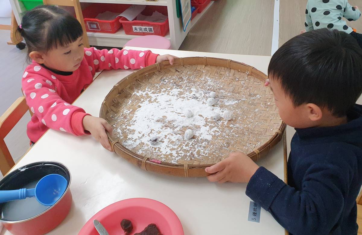 石門國小附幼幼兒一起搖湯圓