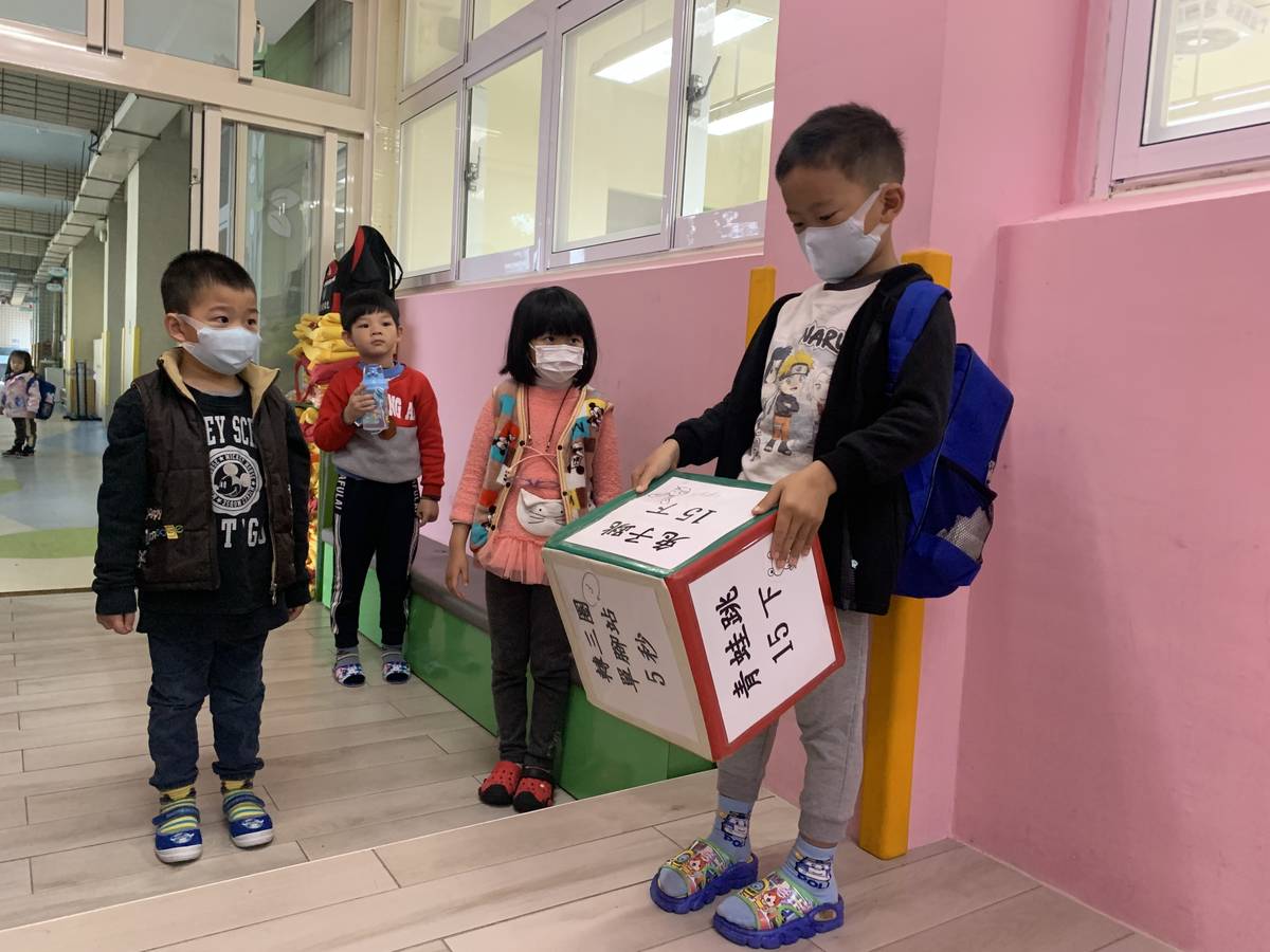 石門國小附幼在新年開學的第一週，結合春節節慶文化進行吉祥話動動骰子的遊戲活動