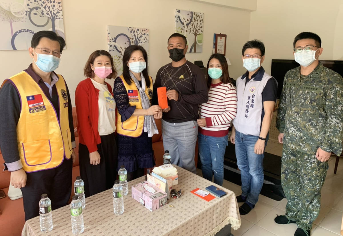 臺東縣軍人服務站長曾仁政偕同中興獅子會林渝鳳會長及輔導會長陳俊吉等人進行慰問行程。