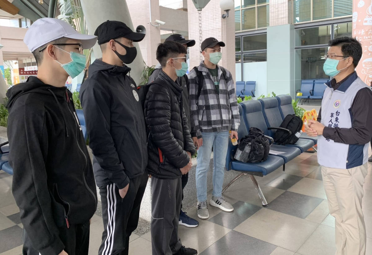 臺東縣軍人服務站曾仁政站長提醒即將入伍的新兵做好防疫工作，並注意安全。