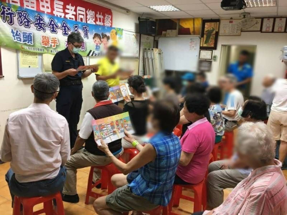 臺北市警局向長者宣導交通安全