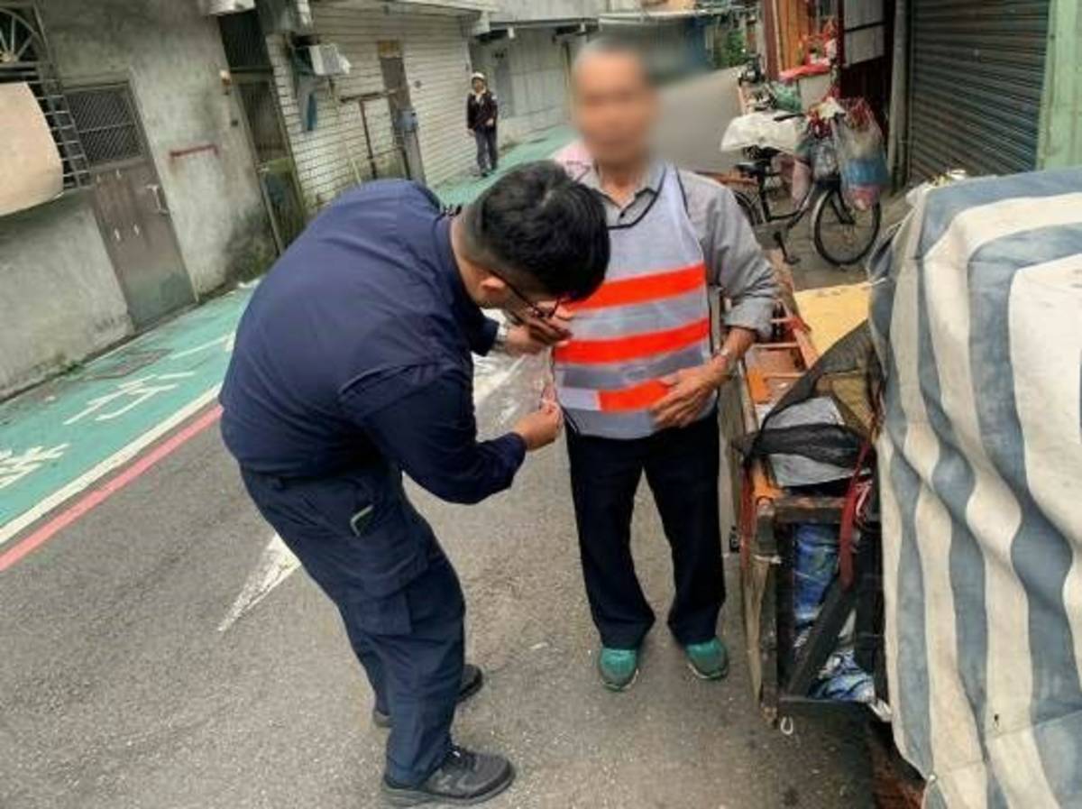提醒年長者注意晨昏外出應著亮色衣物並配戴反光配件
