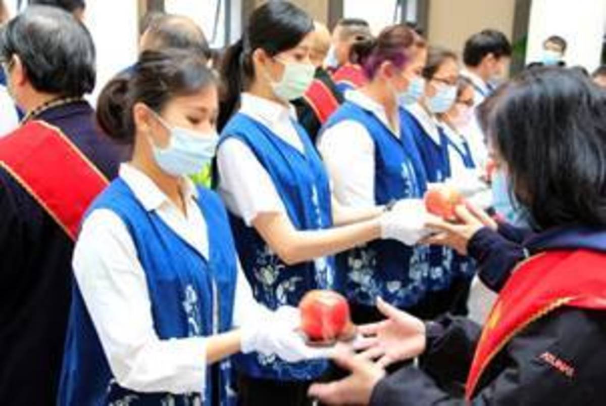 國際交換學生擔任儀式禮生。