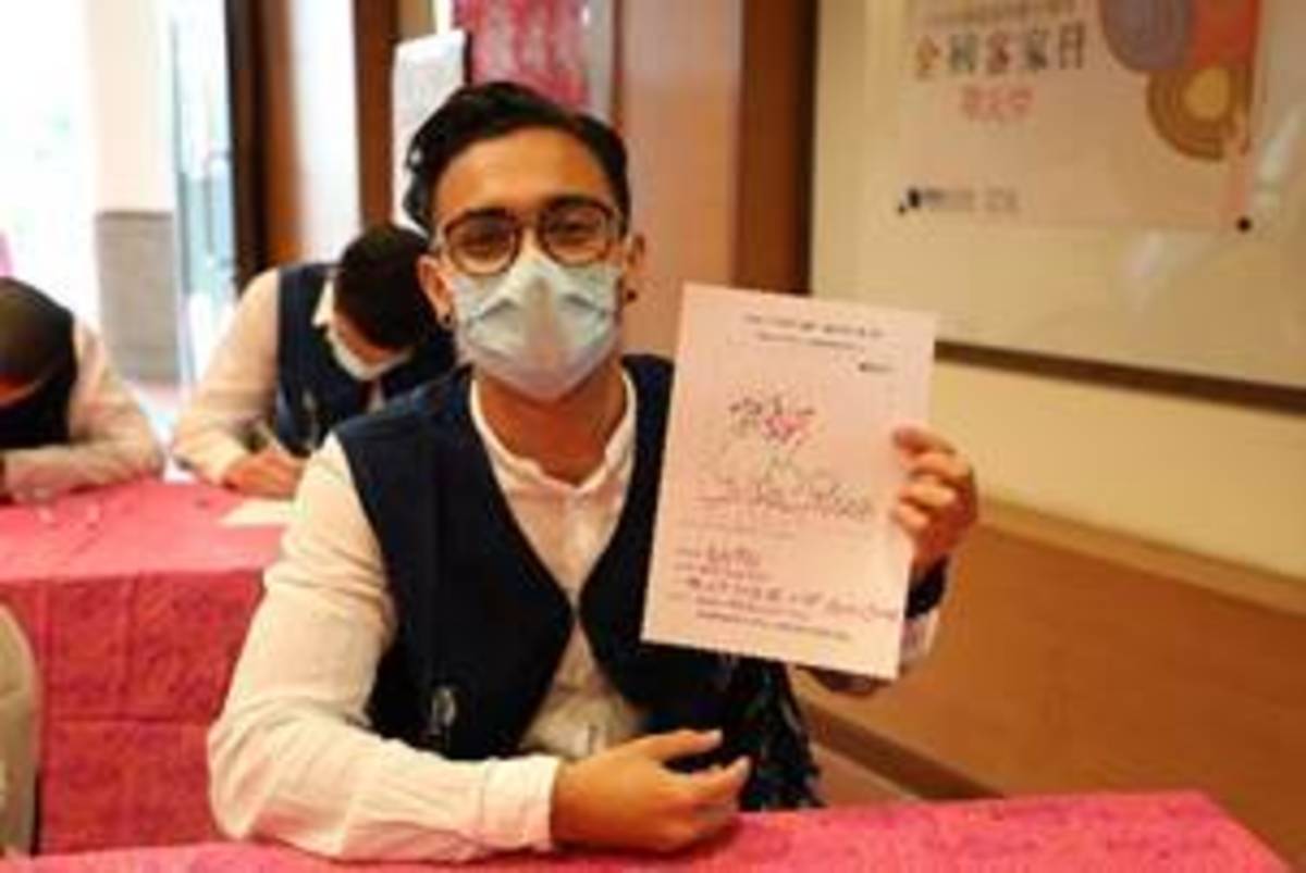 國際交換學生參加「畫天穿」繪畫比賽。