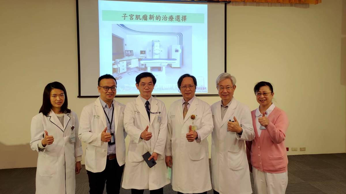 中國醫藥大學附設醫院海芙治療中心醫療團隊 右2：葉聯舜 主任 右3：林武周 主任 左2：周泰甫 醫師 左3：黃則立 醫師