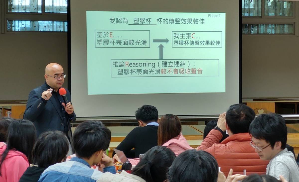 北區推動中心執秘洪逸文老師帶領工作坊，實踐「評量是教學的延伸」的意涵。