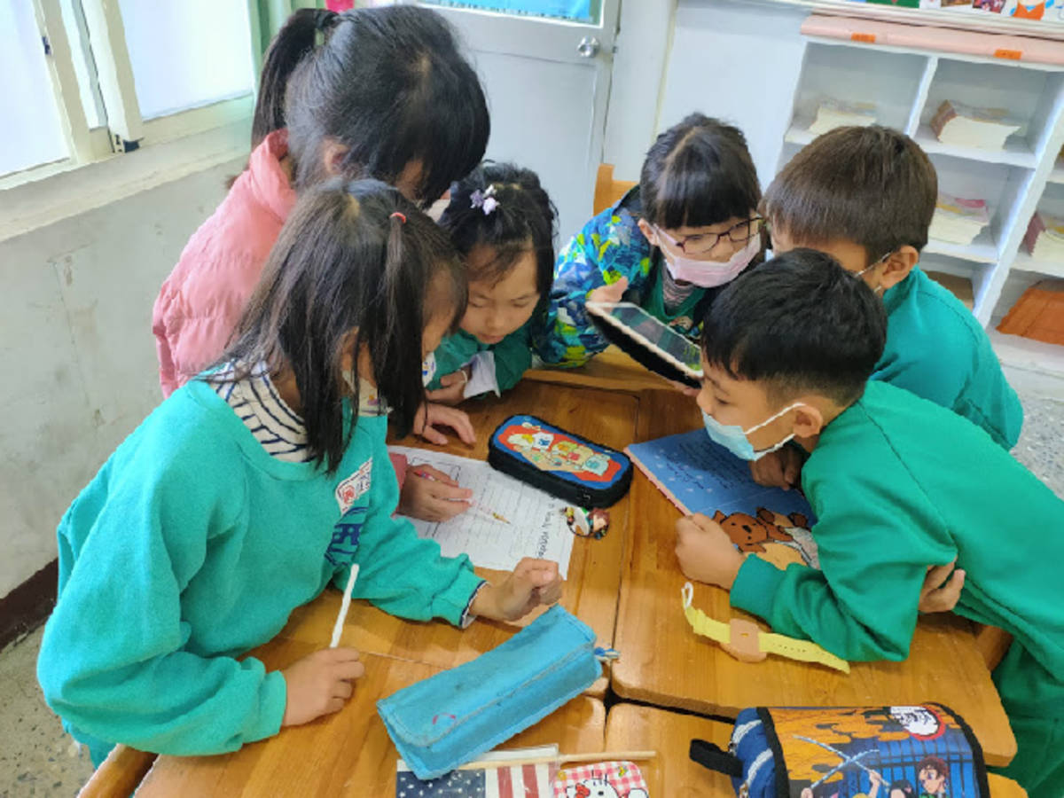 學生討論英語繪本的內容（圖片來源：西屯國小）