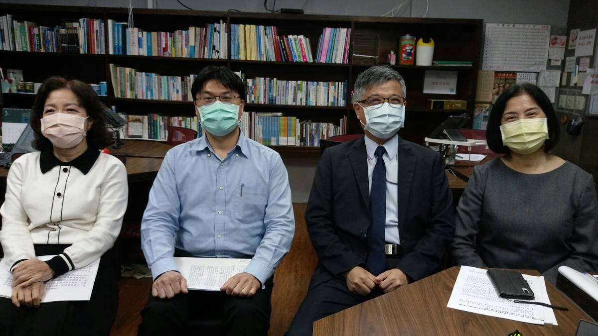 教育部次長劉孟奇(右二)接受媒體聯訪