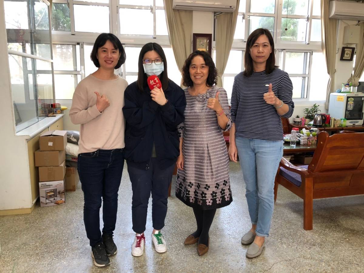 雲林縣鹿場國小照片7-左1王雅虹導師右1李玫芳護理師右2吳月娟校長

雲林縣四湖鄉鹿場國民小學，在108學年健康促進學校，視力保健議題獲得全國優良。學校健康促進團隊，有感於學童3C產品使用時間越來越長，視力不良率增高，從105學年開始大力推行視力保健。除將視力保健融入課程外，結合生態園、布袋戲、學期成果發表相關活動，及動靜態社團3大面向推行。導師們將課程室外化、運用「太陽記錄卡」督促同學 下課至戶外活動，社區家長積極配合宣導和學童視力不良複檢，此外長庚醫院義診團隊也提供免費視力檢查、配鏡等。為保護孩子們的視力，鹿場國小把有限資源，最大化利用，竭盡所能與「惡視力」說不，實為模範。

採訪：雲林縣四湖鄉鹿場國民小學吳月娟校長、 李玫芳護理師、
            王雅虹導師、6年甲班吳秉灃、李嘉心同學
 

