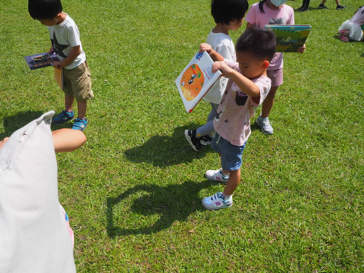 孩子在美麗的綠色校園中奔跑、散歩、曬太陽、感受光影，進行美感體驗。