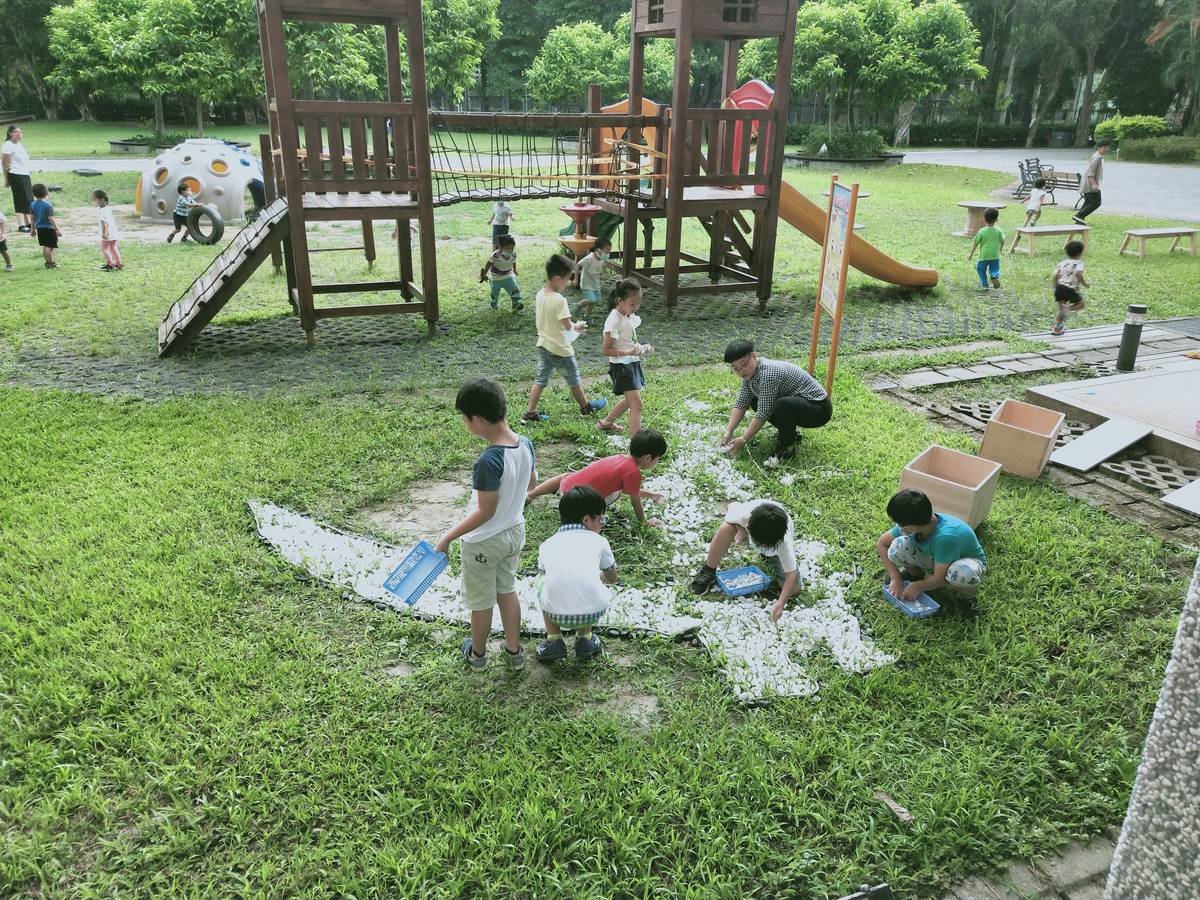幼兒運用鬆散素材石頭進行大地創作-霸王龍。