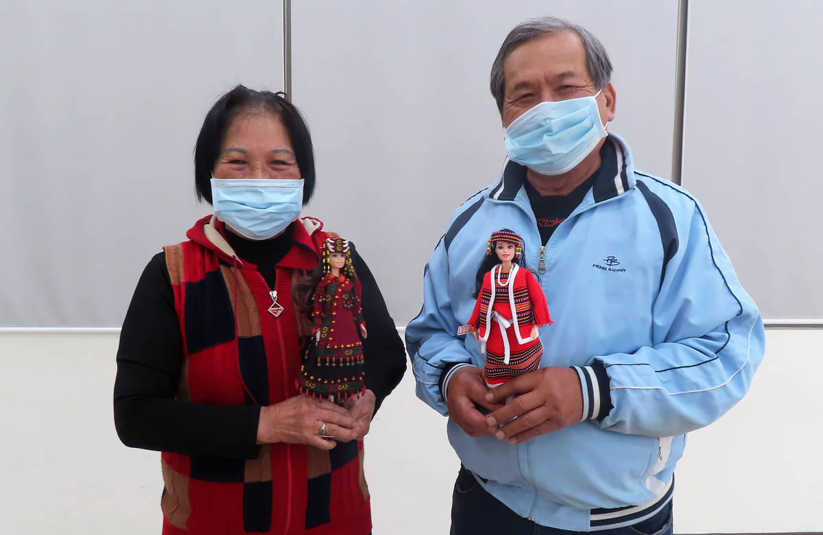 高齡72歲的蔡泉昇爺爺與80歲的黃秀奶奶，夫妻倆則每周遠從花蓮到泰山分館上課。