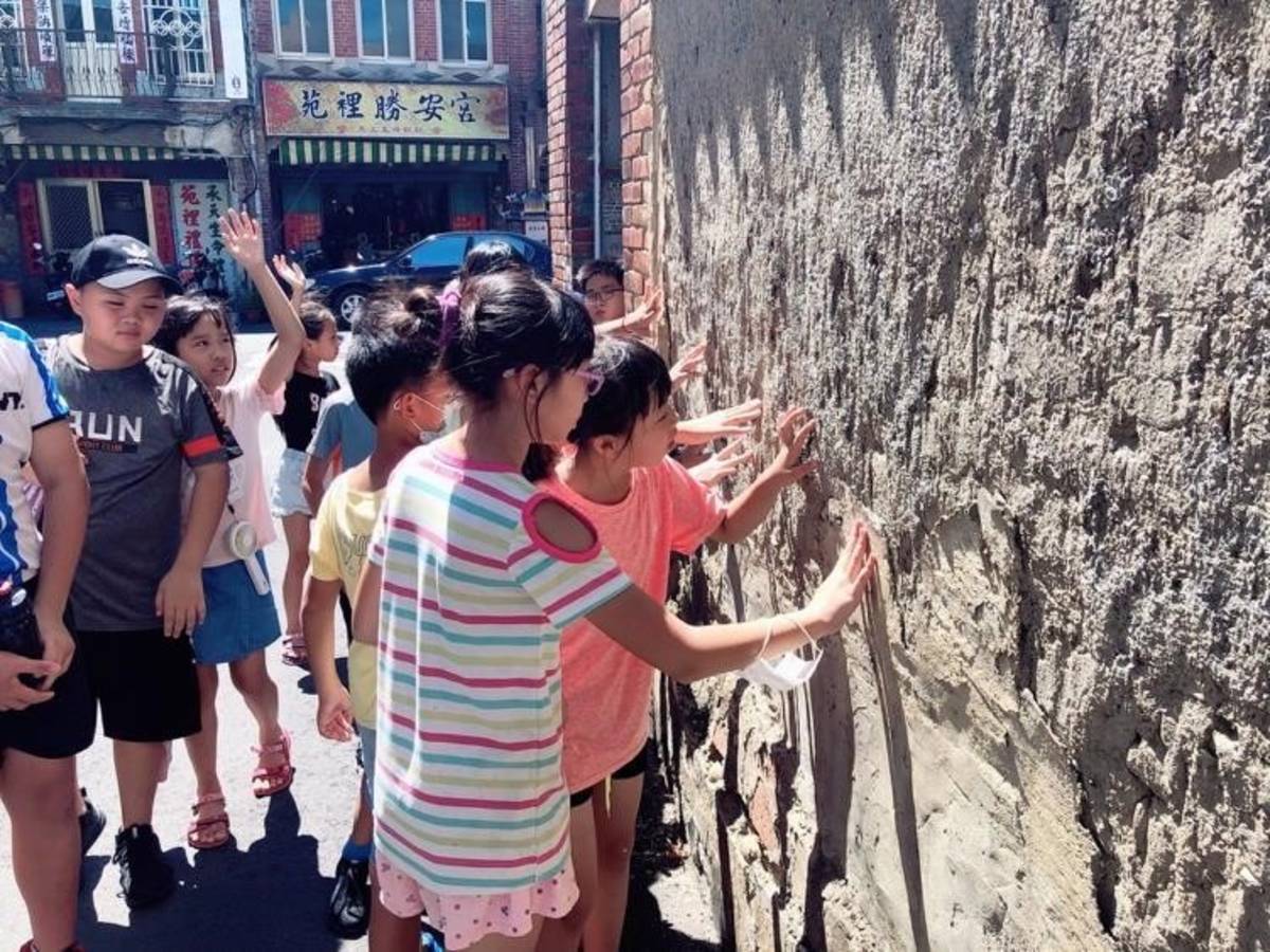 苑裡掀海風團隊舉辦體驗教育活動，讓學子以視覺及觸感認識苑裡百年土角厝