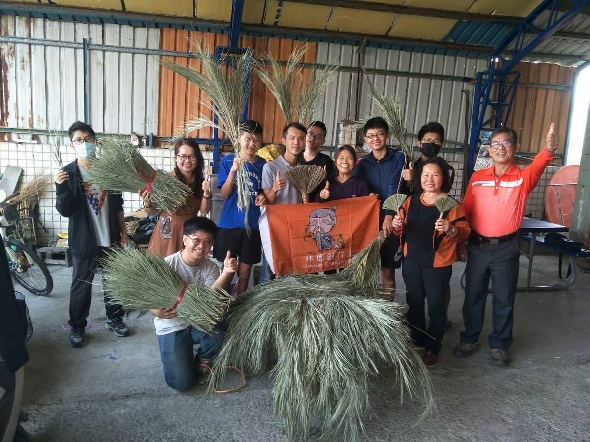 佑勳與林園前輩學習天地掃採集及編織技術，希望傳承地方特有的祭祀文化