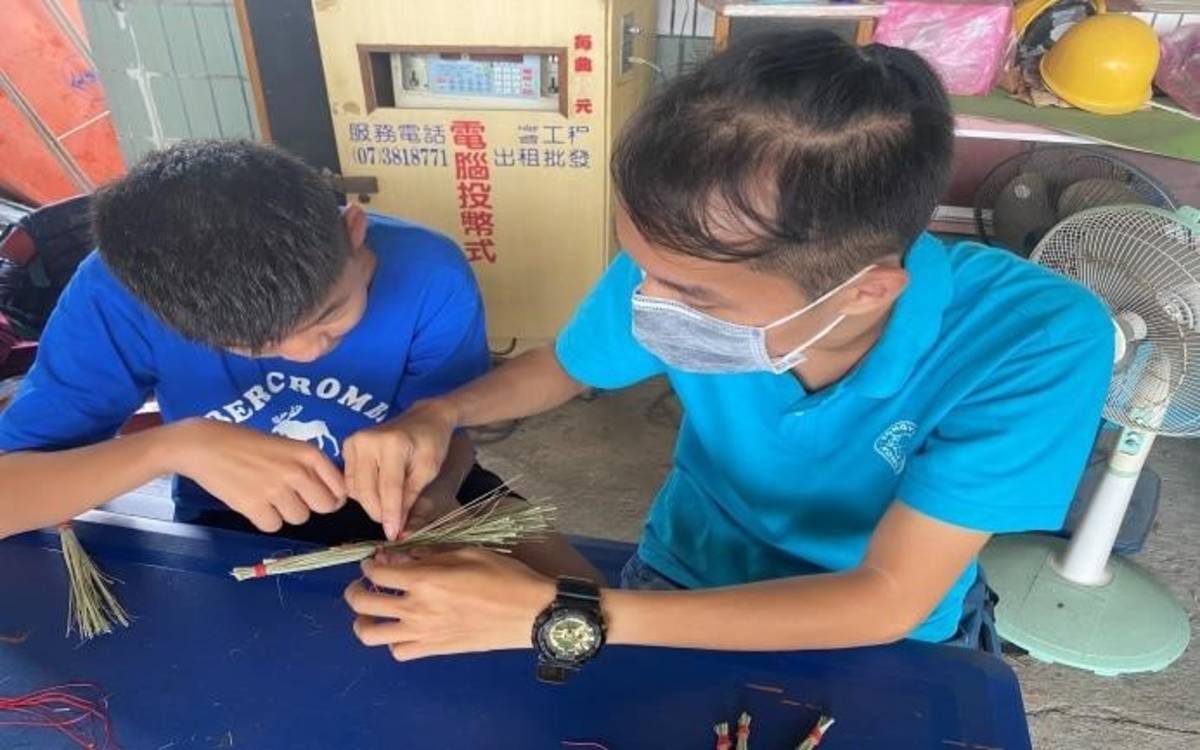佑勳教導並傳承在地青年天地掃製作技藝