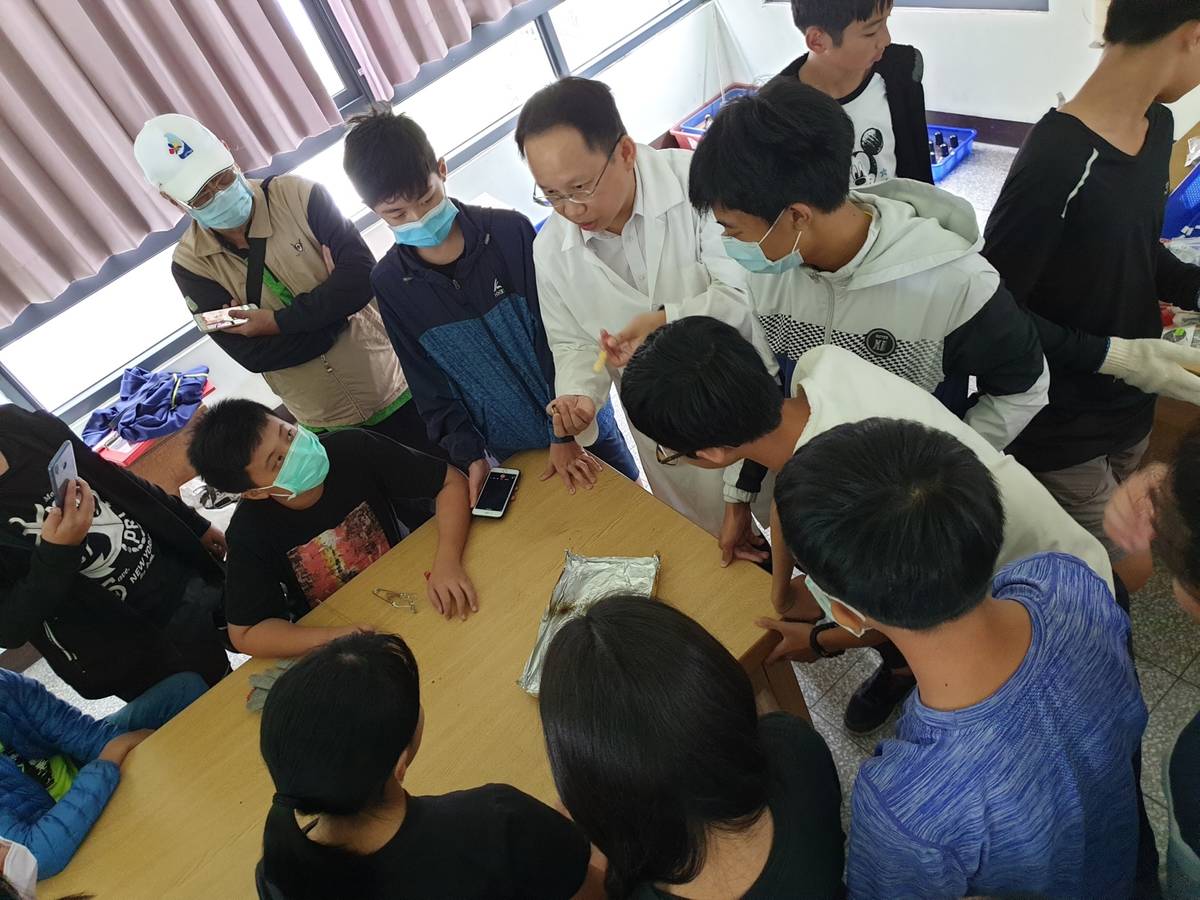 國立臺北教育大學周金城教授指導學生科學觀察