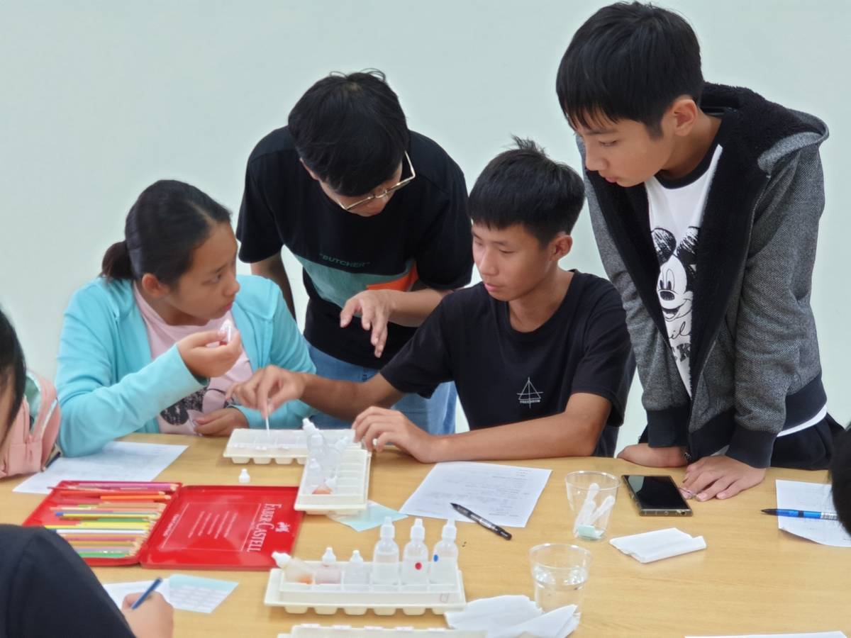 新北高中百變科學教導學生實驗操作