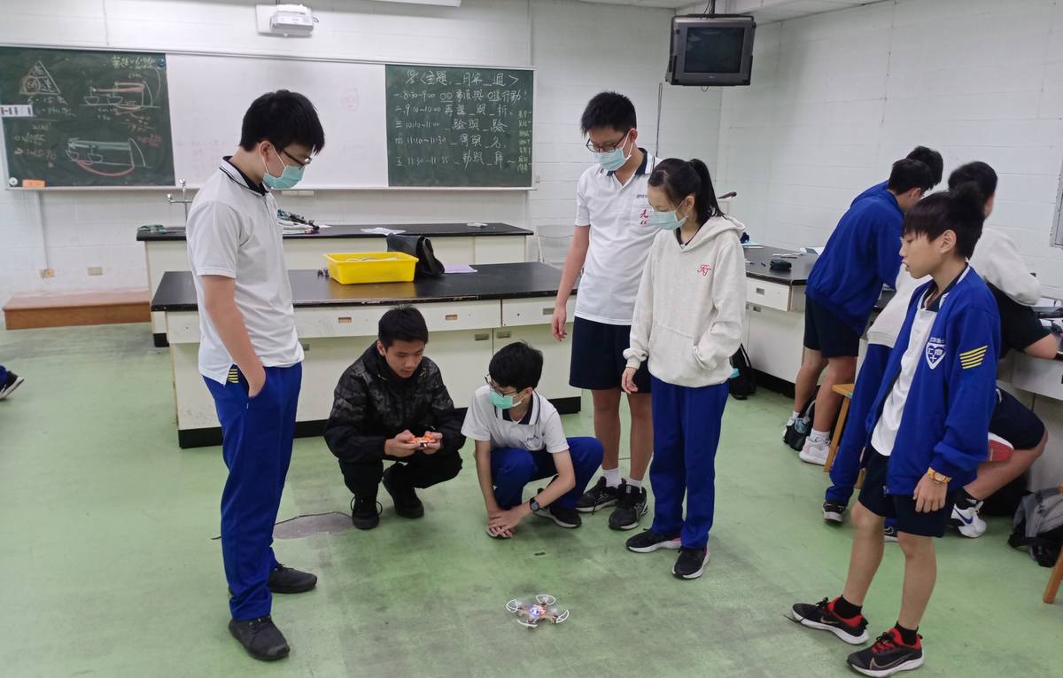 光仁無人機課程，學生實際體驗AI無人機教學，體驗操作飛行樂趣