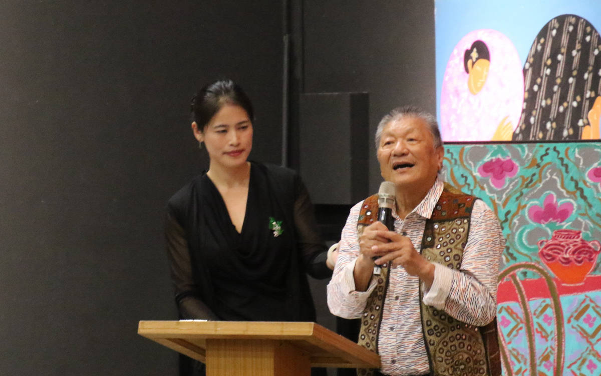 梁奕焚老師在妻子張小琪的扶持下，向在場來賓介紹這次展出作品的主要內容。