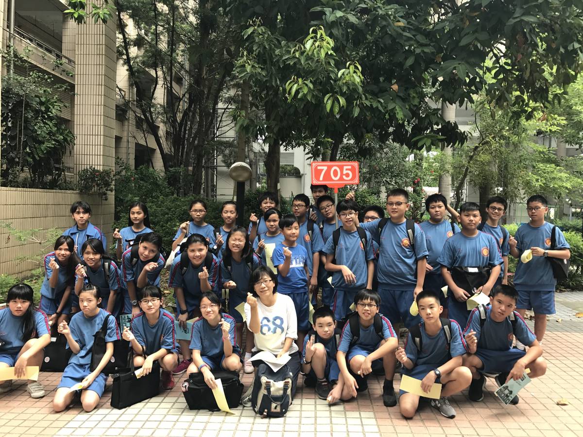 三民高中七年級學生與班級樹合照。
