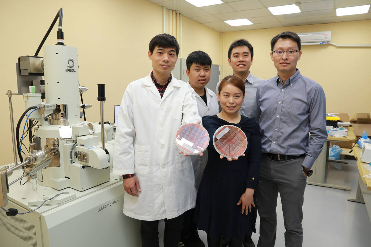 研究團隊國立中興大學物理系兼奈米所林彥甫副教授（右1）、醫學工程所林淑萍副教授（前中）、材料工程系賴盈至副教授（後中）、李克駿博士後研究員（左1）等。